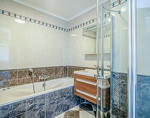 Luxe badkamer met bad en douche in Appartement Juliana 164 Zeezicht, De Koog, Texel.