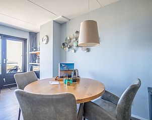 Lichte slaapkamer in Appartement Juliana 156 Zeezicht, De Koog, Texel, met uitzicht op zee en comfortabele bedden.