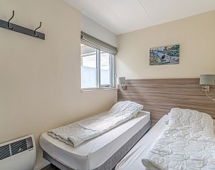 Ruim balkon van Appartement Juliana 156 Zeezicht, De Koog, Texel, met panoramisch uitzicht op de natuur en zee.