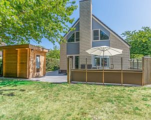 Gezellig terras van Vakantiehuis Kamperfoelie 43 met sauna in De Koog, Texel, ideaal voor ontspanning.