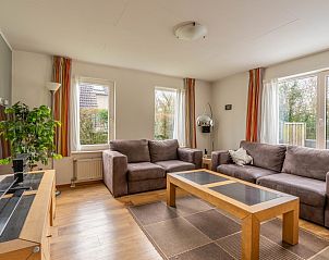 Ruime woonkamer in Vakantiehuis Kamperfoelie 43 met sauna, De Koog, Texel, met comfortabele banken en veel licht.