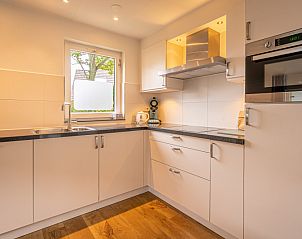 Moderne keuken in Vakantiehuis Kamperfoelie 43 met sauna, De Koog, Texel, voorzien van alle gemakken en veel licht.