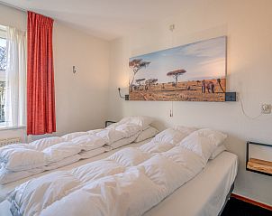 Komfortables Schlafzimmer im Appartement Zeedistel 20, De Koog, Texel mit Doppelbett und gemtlicher Einrichtung.