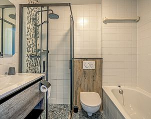 Modernes Badezimmer im Appartement Zeedistel 20, De Koog, Texel mit Dusche und Badewanne fr ultimative Entspannung.