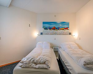 Zweites Schlafzimmer im Appartement Zeedistel 20, De Koog, Texel mit zwei Einzelbetten und ruhiger Atmosphre.