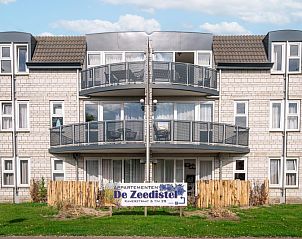 Auenansicht des Appartements Zeedistel 20, De Koog, Texel mit Balkon und Blick auf die Watteninseln.