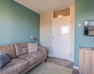 Moderne woonkamer in Appartement Zeedistel 24, De Koog, Texel met stijlvolle inrichting.