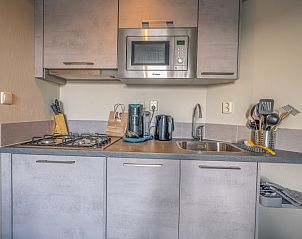 Functionele keuken in Appartement Zeedistel 24, De Koog, Texel met moderne apparatuur.