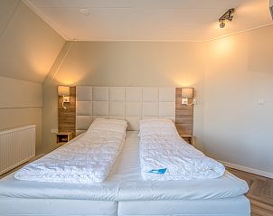 Comfortabele slaapkamer in Appartement Zeedistel 24, De Koog, Texel met tweepersoonsbed.