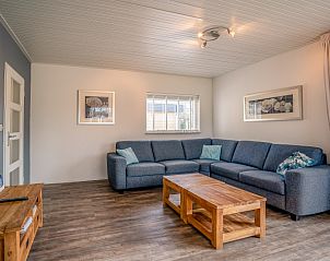 Stijlvolle binnenruimte van Orchismient 2 in De Koog, Texel, met moderne inrichting en veel natuurlijk licht.