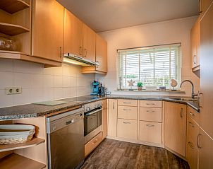 Moderne keuken in Orchismient 2, vakantiehuis op Texel, met compleet uitgeruste voorzieningen en veel opbergruimte.