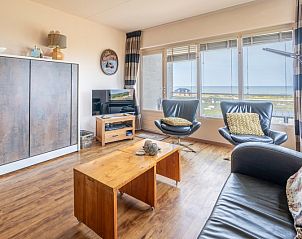 Gemtlicher Innenbereich von Apartment Juliana 168 Zeezicht, De Koog, Texel, mit Blick auf die Dnen und das Meer.