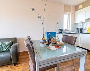 Essbereich und Kche im Appartement Juliana 168 Zeezicht, De Koog, Texel, mit stilvoller Einrichtung und viel Tageslicht.