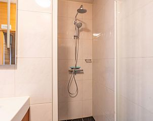 Begehbare Dusche des Appartements Juliana 168 Zeezicht, De Koog, Texel, mit luxuriser Ausstattung und moderner Einrichtung.