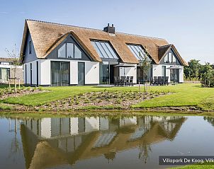 Moderne Kche in Luxus-Familienvilla 12p, De Koog, Texel mit gerumiger Essecke und viel natrlichem Licht.