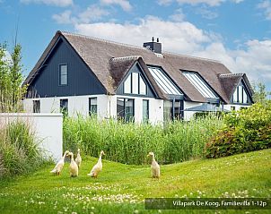 Stilvolles Wohnzimmer in der Luxus-Familienvilla 12p, De Koog, Texel, mit komfortabler Sitzecke und moderner Mblierung.