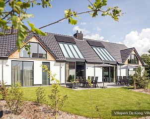 Luxurises Badezimmer mit Badewanne in der Familienvilla 12p, De Koog, Texel auf den Watteninseln.