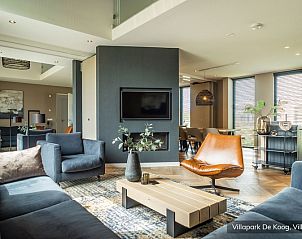 Gemtliches Esszimmer mit langem Tisch in der luxurisen Familienvilla 12p, De Koog, Texel.