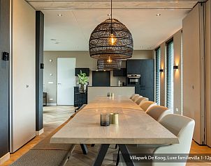 Schlafzimmer mit Doppelbett in der luxurisen Familienvilla 12p, De Koog, Texel auf den Watteninseln.