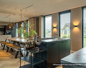 Gerumige Terrasse mit Sonnenschirmen der Luxus-Familienvilla 12p, De Koog, Texel, umgeben von Grnanlagen.