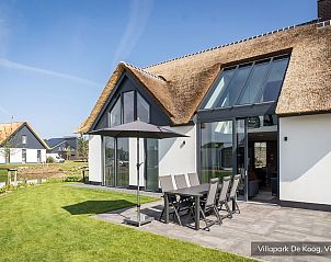 Geniet van de zon op het terras van Luxe familievilla 6p in De Koog, Texel, met ruimte voor ontspanning en spel.