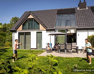 Moderne keuken en eetruimte in Luxe familievilla 6p, De Koog, Texel, ideaal voor familiediners op de Waddeneilanden.