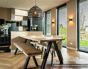 Luxe badkamer in Luxe familievilla 6p, De Koog, Texel, met moderne faciliteiten voor ultiem comfort.