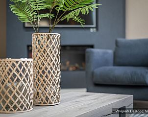 Comfortabele slaapkamer in Luxe familievilla 6p, De Koog, Texel, met groot raam voor natuurlijk licht.