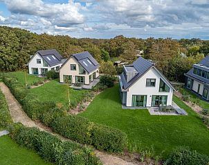 Luchtfoto van IJsvogel 10 en omgeving in De Koog Texel, omgeven door natuur.