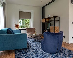 Knusse zithoek in IJsvogel 10 vakantiehuis in De Koog Texel met stijlvolle meubels.