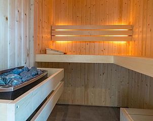 Gezellige sauna in IJsvogel 10 vakantiehuis in De Koog Texel voor ultieme ontspanning.