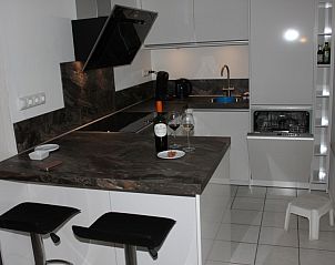 Moderne keuken in Huize 100-1, vakantiehuis in De Koog, Texel, met luxe voorzieningen en gezellig barretje.