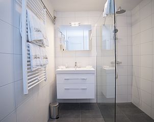 Stijlvolle badkamer in Grand Hotel Opduin - Vakantiewoning C, De Koog, Texel. Luxe vakantiehuis op de Waddeneilanden met moderne faciliteiten.