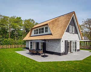 Villa 25a in De Koog, Texel met rieten dak en ruime tuin, ideaal vakantiehuis op de Waddeneilanden.