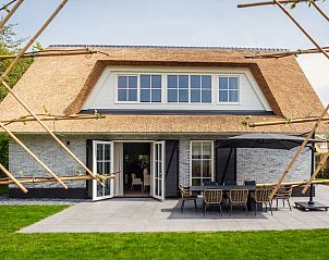 Villa 25a in De Koog, Texel met gezellige buitenruimte en terras op de Waddeneilanden.
