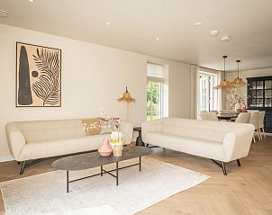 Gezellige woonkamer van Villa 25a in De Koog, Texel met moderne inrichting op de Waddeneilanden.