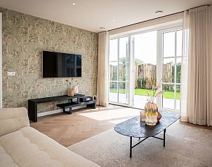 Villa 25a in De Koog, Texel met lichte woonkamer en tuinzicht, ideaal vakantiehuis op de Waddeneilanden.