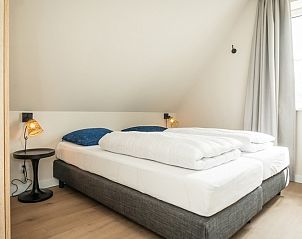Gezellige slaapkamer onder schuin dak in Villa 25a, De Koog, Texel op de Waddeneilanden.