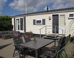 Chaletpark Bregkoog - Chalet Bregkoog 138 'Sinne' in De Koog, Texel met zonnig terras en comfortabele zitplek.