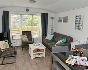 Gezellige woonkamer in Chalet Bregkoog 138 'Sinne', De Koog, Texel met comfortabele meubels en decor.