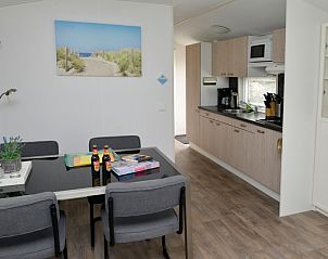 Moderne keuken en eetruimte in Chalet Bregkoog 138 'Sinne', De Koog, Texel voor een comfortabel verblijf.