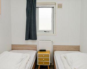 Slaapkamer met twee bedden in Chalet Bregkoog 138 'Sinne', De Koog, Texel voor een goede nachtrust.