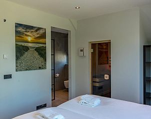 Luxe slaapkamer van Tapuit 10a in De Koog, Texel met en-suite badkamer.