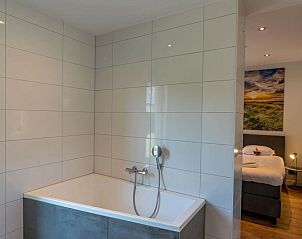 Tapuit 10a in De Koog, Texel met stijlvolle badkamer en ligbad.