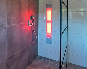 Inloopdouche met infraroodlamp in vakantiehuis Tapuit 10a in De Koog, Texel.