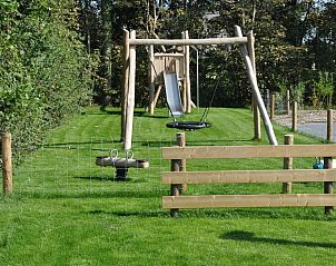 Speelplaats bij Tapuit 10a vakantiewoning in De Koog, Texel met schommel en glijbaan.