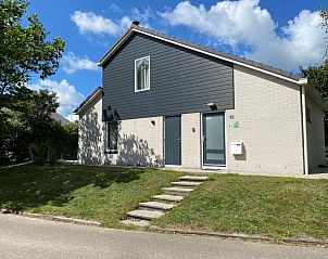 Stappeland - De Groene Boei, vakantiehuis in De Koog, Texel, met moderne architectuur omringd door groen.