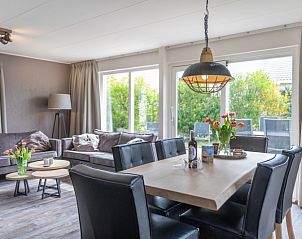 Eetkamer in Stappeland - De Groene Boei, vakantiehuis in De Koog, Texel, met grote tafel en veel lichtinval.