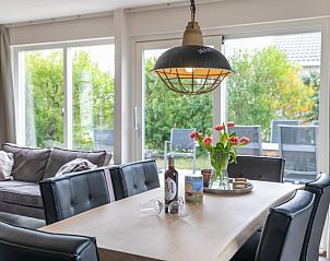 Moderne eetruimte in Stappeland - De Groene Boei, vakantiehuis op Texel, met uitzicht op de tuin.