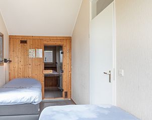 Slaapkamer met sauna in Stappeland - De Groene Boei, vakantiehuis op Texel, voor ultieme ontspanning.